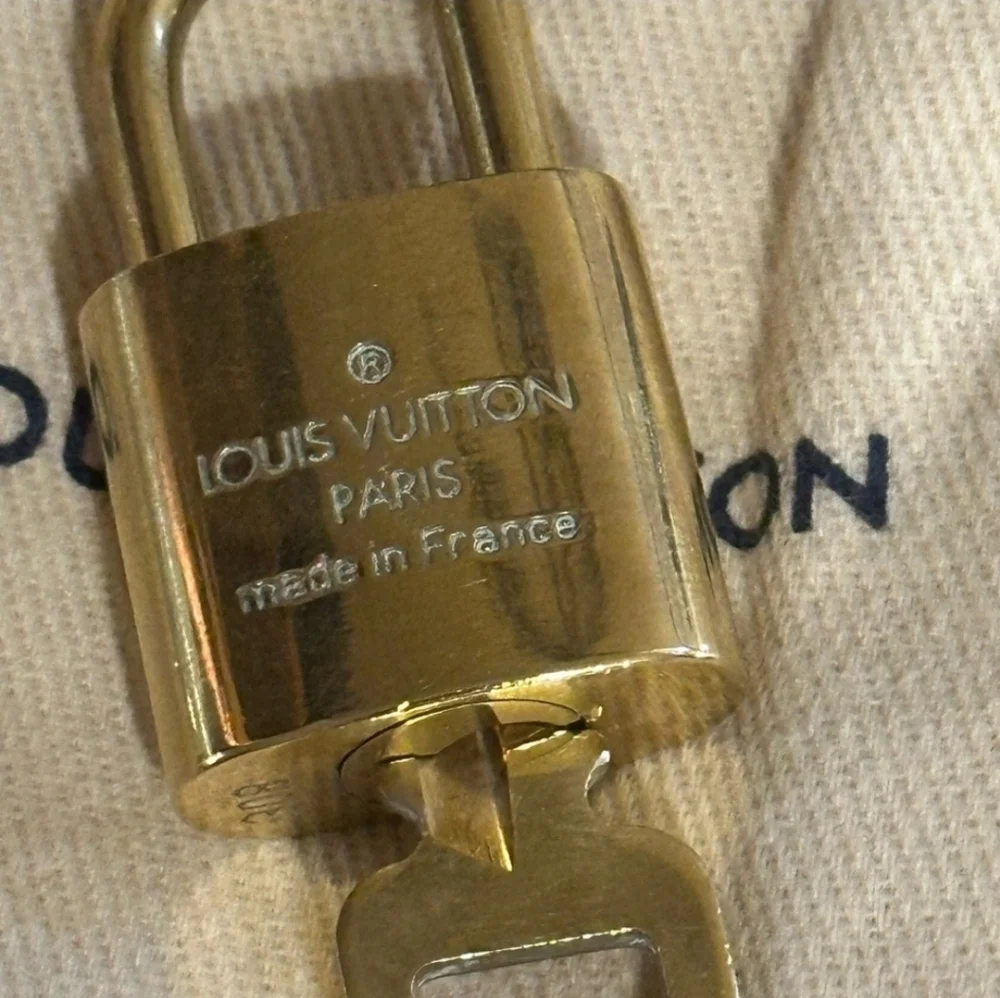 Louis Vuitton Luxurious Gold Lock and Key - Picture 4 of 5